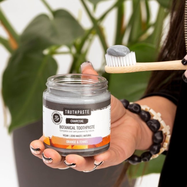 Truthpaste Charcoal prírodná minerálna zubná pasta s aktívnym uhlím fenikel a pomaranč 100 ml