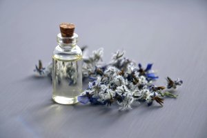 Rozdiely medzi vonnými olejmi a esenciálnymi olejmi